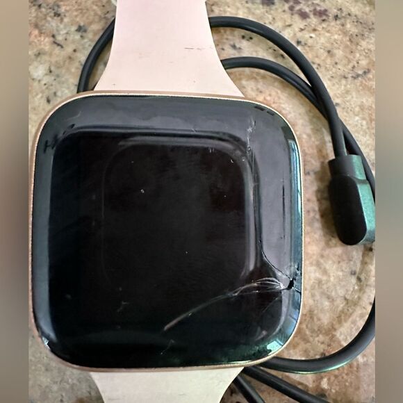 Fitbit versa with pink band and charger - Picture 4 of 4